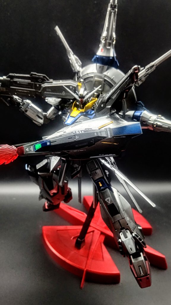 ビームサーベルのエフェクトパーツがかなり大きいです。ユーディキュウムビームライフルもデカイのでポージングが上手くいきませんでした(^_^;)モールドが本当にたくさんなので、それっぽいモールドにラピーテープ使用しました!