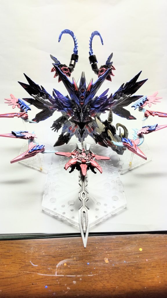 融合時のドラグーン展開状態プロヴィデンスに装備されている11基のドラグーンを再現してみました。ドラゴンヘッド以外は磁石で着脱可能なので、収納/展開を差し替え無しでできます。これが1番やりたかったことですが、バックパックが磁石だらけでだいぶ重いです😅BB戦士・AGE‐FXのCファンネルを基部にして、主にシーザーレジェンド(他キットからも少々)のパーツを切り貼りして作製しました。