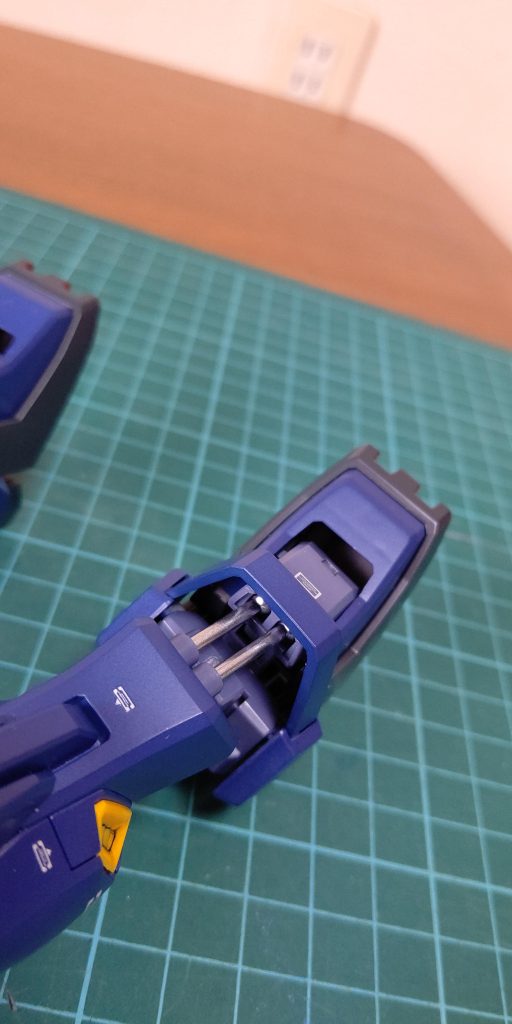 足首のシリンダー部分は、ガンダムメッキシルバーペンで塗ってみました。このペンは凄く良いですね。ピカピカにメッキになります。