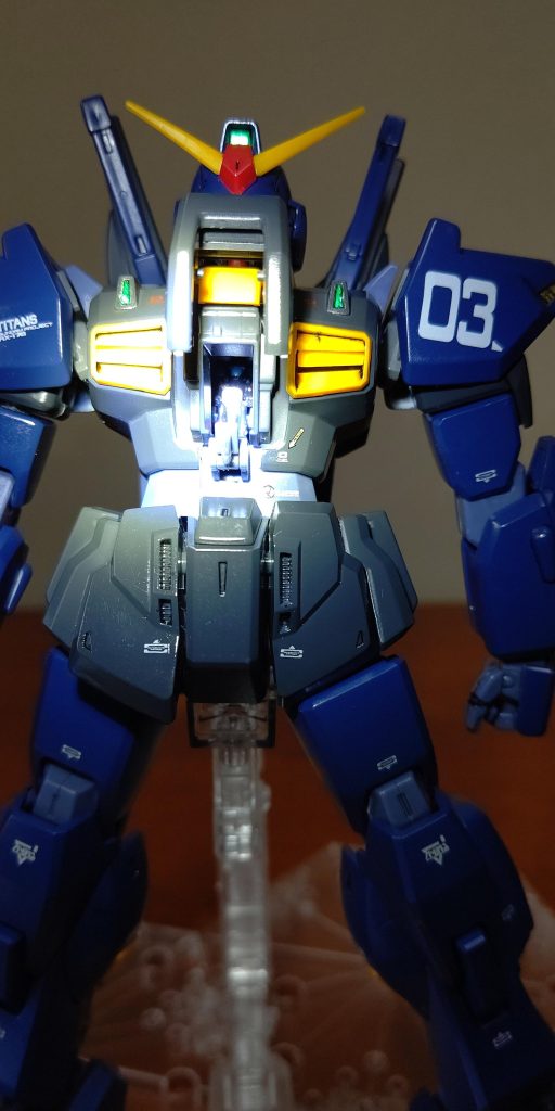 ちょっと見辛いですが、パイロットもしっかり塗装しました。ジェリド.メサが乗ってます!と、しておきます😄。