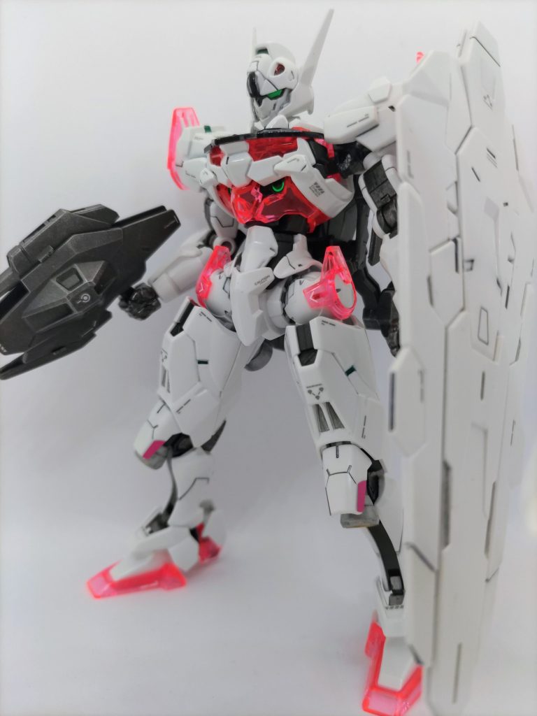 せっかくのクリアパーツを活かしたいのでデカールは控えめにしました。肩と足の緑部分は100均のモデラーマーカー、メタリックグリーンを使用。腿の合わせ目は段落ち処理。