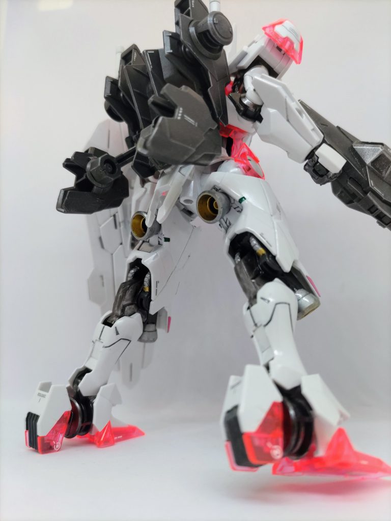 バーニア、ケーブル、関節部分をガンマカ塗装。ライフルとバックパックはウエザリングマスターでドライブラシ後100均のツヤ消しトップコート。この100均トップコートはいい意味でツヤ消し力が弱いのでドライブラシの質感を消さずにコーティングだけするのにちょうどいい。他は光沢プレミアムトップコートです。