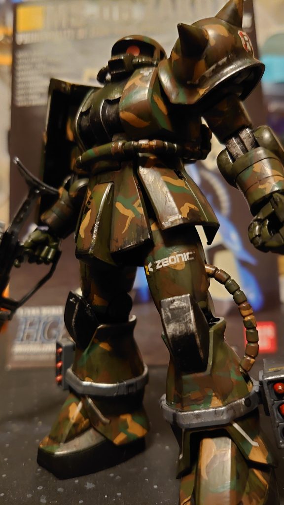 見下ろされる感じが何ともイカツイ。。。膝回りや脚部のロケットランチャー、ザクマシンガンに初挑戦のドライブラシ。なかなか難しいと感じました。ウォッシングにも初挑戦。タミヤさんのスミ入れブラックで全体をびしゃびしゃにしたあと、乾燥を待って、エナメル溶剤とキッチンペーパー、綿棒で拭き取りました。最初汚したときは、上手くいっているかどうか分からず、不安でしたが、イメージ通りになったので良しとしています。これまで通り、気の向くままに、ボチボチ製作していこうと思います(´ω`)