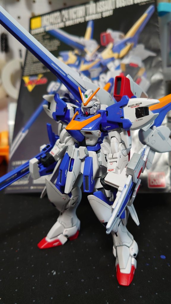 ホワイトサフ(下地兼白色)、明灰白色(1)、モンザレッド、オレンジイエロー、コバルトブルー+ホワイトで外装を塗装し、フレームはダークグレイで塗装。ラッカー系ならイメージ通りのブライトロイヤルブルーがあるのですが、水性ホビーカラーにはラインナップされていないので自身で調色。イメージ通りの発色になったため、心の中でガッツポーズ。インスパイアされた作品の配色のように、ゴールドパーツは別の色へ変更しました。