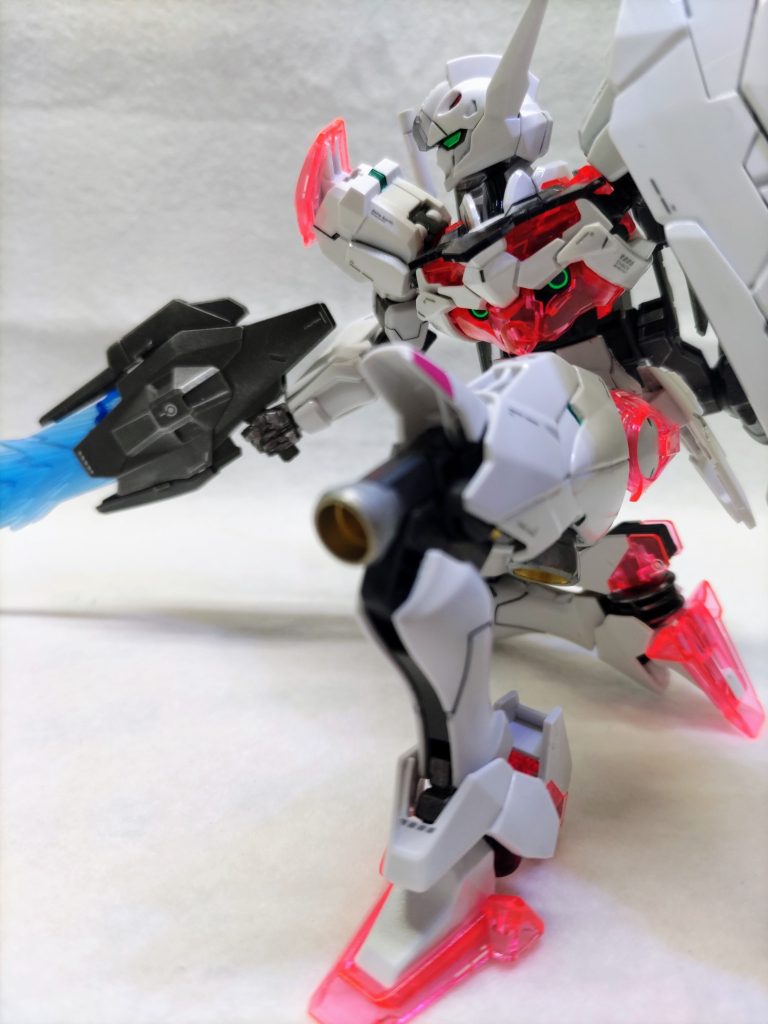 可動は良好で膝立ちも決まります。いつも思うんですが胸のところが顔に見える。