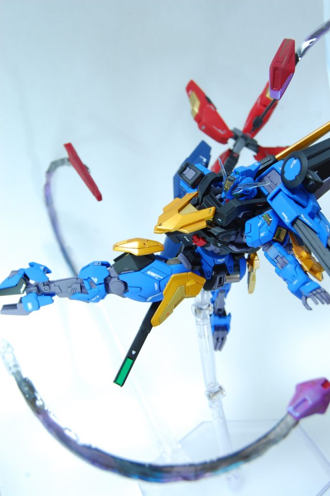 モビルスーツはライフルにまたがらない。けど、またがる瞬間があるとしたらなにか、と考えたのが股下からの背面撃ち。原作で見た通りとにかく我武者羅に突っ込んで避けてたらありえるかな、と。 キャリバーンはバンダイホビーサイトなんかでもビットで攻撃してる感じの写真が載ってますが、むしろキャリバーンってビットに攻撃「される」側の機体ですよね。ここは素直にビットに攻撃される姿を描いたり表現していいんじゃないかと。過去のガンダム作品をさかのぼっても、ビット相手に奮闘するキャラの姿ってなぜか胸を撃たれるものがありますよね。水星ならグエル、敗北と克服も描かれてるガロード、ユニコーンの名も無きスタジェのパイロット、と特にオールドタイプだと感情移入されがち。最近島本和彦さんのアオイホノオを見ましたが、主人公の学生が同級生の天才庵野秀明に圧倒される姿が印象的に描かれていました。こういう、自分と次元の違う能力持ちの人に打ちのめされる経験って現実世界でもあるから、ビットにやられる姿にどこかそれと通じるものを見るのかもしれません。「ビットにやられる」はこれ一つで掘り下げられるようなテーマ性がありそうです。コンテストなんかあっても面白そうですね。