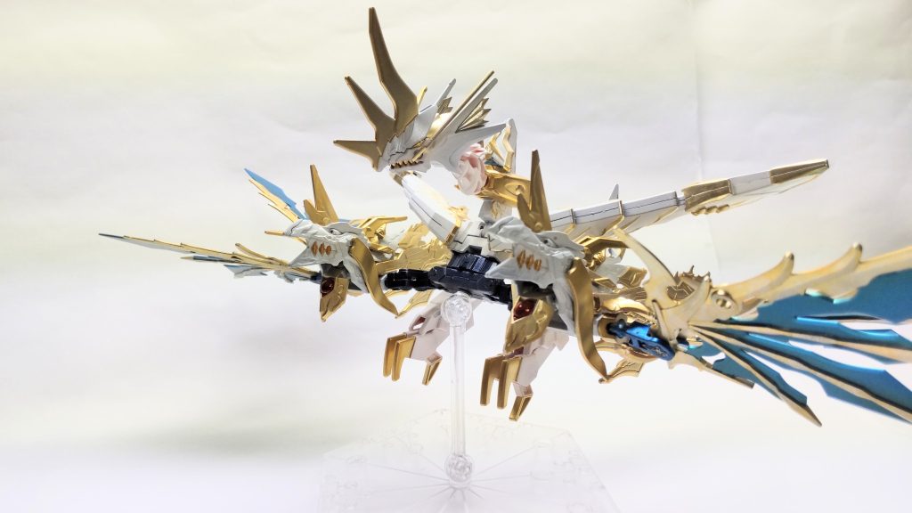 ミーティアドラゴンファトゥムドラゴンとソルドラグーンが融合した3頭竜。分離することも可能で、戦況に応じてスペリオルフォーミュラーファイナルドラゴンを支援する。〜~~~~~~~~~~~~~~~~~~~(前回からの続き)光の中から現れたのは2人が融合した姿、スペリオルフォーミュラーファイナルドラゴンだった。ス「いくぞ、董卓!」プ「死にぞこないが!今さら新たな力を手に入れても遅いわ!かかってこい!」