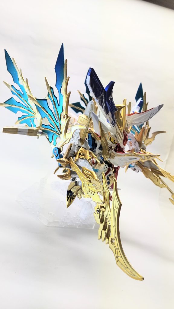 ストフリとインジャがモチーフのキットがあるなら、ヒーローズ仕様のミーティアも欲しいなぁ~、という思いから出来たのがコレです。はじめは別キットで作ろうかと思っていたんですが、頭の中でネタをぐるぐるこねくり回していたら、今のままで出来るんじゃね?となりまして。ファトゥムドラゴンを少し加工して翼を取り付けられるようにし、変型用のアームを追加で作った以外は特に手を加えていません。インジャの塗装前に思いついたので加工も簡単でした😁