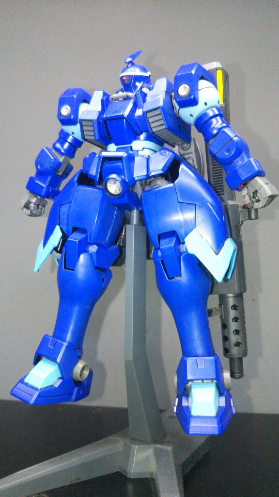 いつものごとくアーマー裏に黒を塗りつつ、改造無しのノーマル組みしています。青い成形色をそのまま生かしたかったので、一部塗装に留めています。