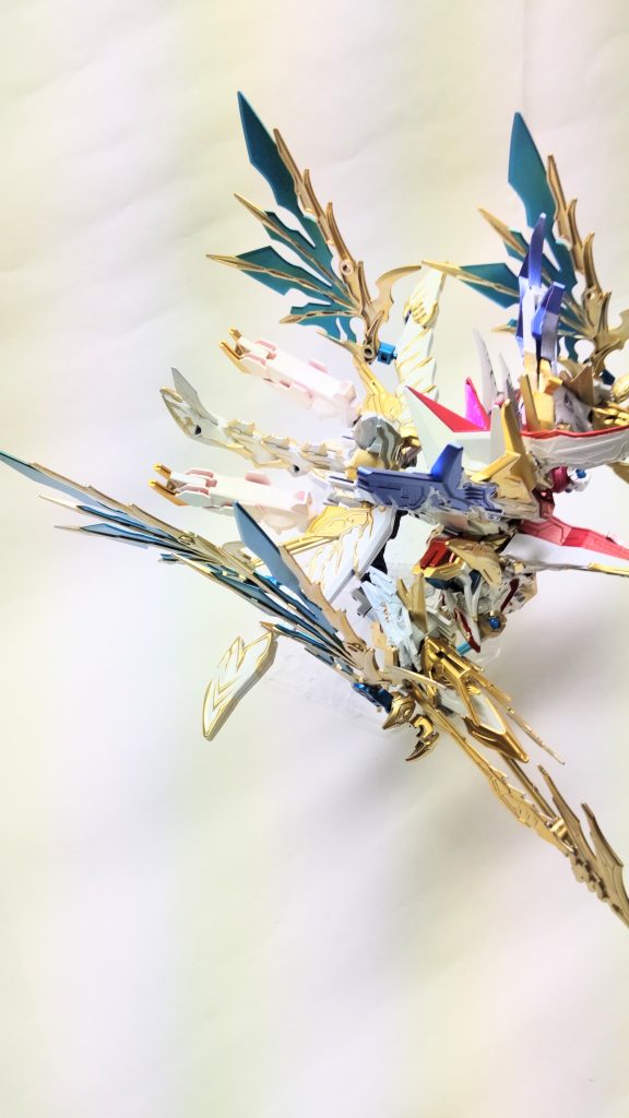 ミーティアドラゴン・ソードモード近接戦闘に特化した形態。翼をたたみ、高速格闘戦を行う。〜~~~~~~~~~~~~~~~~~~~更に力を増した2人の激突。董卓は魔法、ドラグーン、ドラゴンヘッドによる格闘と多種多様な攻撃で攻めたてる。しかし、スペリオルフォーミュラーファイナルドラゴンは、その攻撃を迅速かつ的確に捌いていく。そして、全てのドラグーンを斬り落とし、ドラゴン化した董卓本体にも着実にダメージを与えていく。プ「おのれ……!こんなはずでは……!こうなったら最大出力で葬ってくれるわ!!!!」そう言うと、3つのドラゴンヘッドに禍々しい闇の魔力が収束し始めた。ス「まだそんな力が…!ならばこちらも!モードチェンジ!ブラスト!」〜~~~~~~~~~~~~~~~~~~~