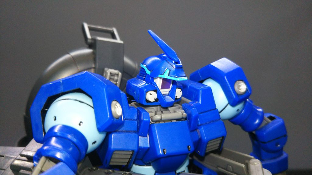 頭部センサーオープン状態のパーツも付属しています。二体セットなので、少々高めですがプロポーションも良く、パーツが成形色で分けられており、組むだけでほぼ設定どおりに組める良キットです。