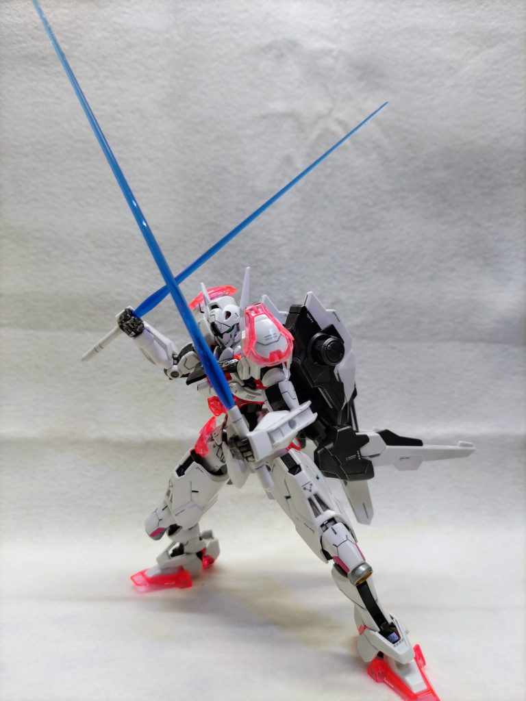 サーベルはユルユルで持たせにくい。