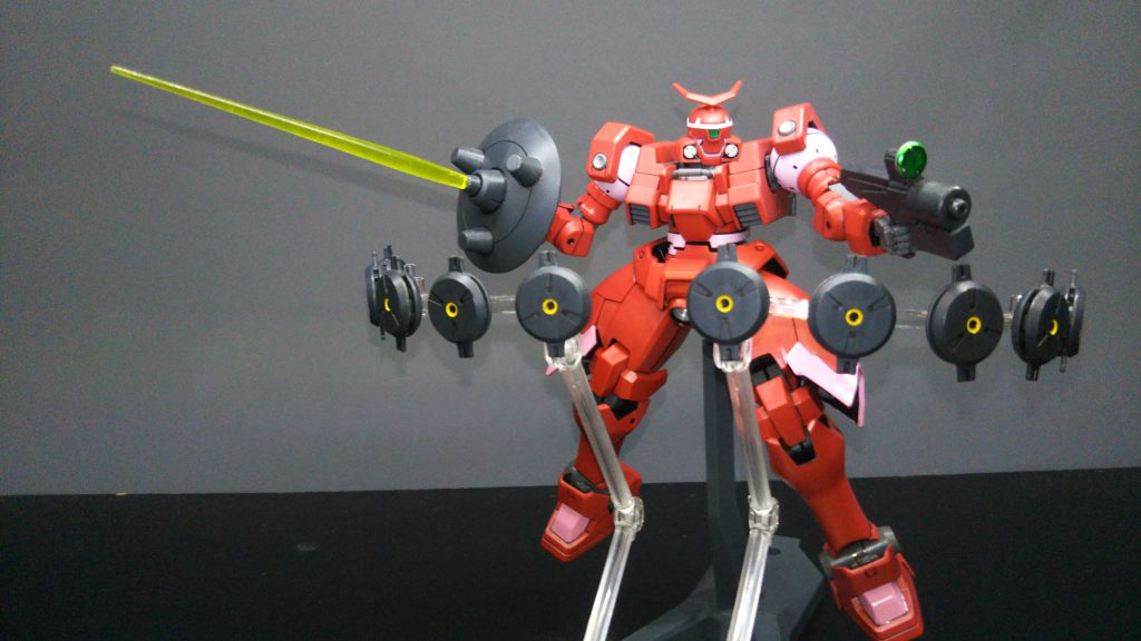 キットにはプラネイトディフェンサー(背中の丸いの)の展開用にクリアの台座が付属しています。写真では見えませんが、円形の小型の台座なので、バランスが悪いとすぐに倒れるのが欠点ですね。バンダイ製アクションベース5が対応しているので、気になる方はそちらでのディスプレイの方が良いでしょう