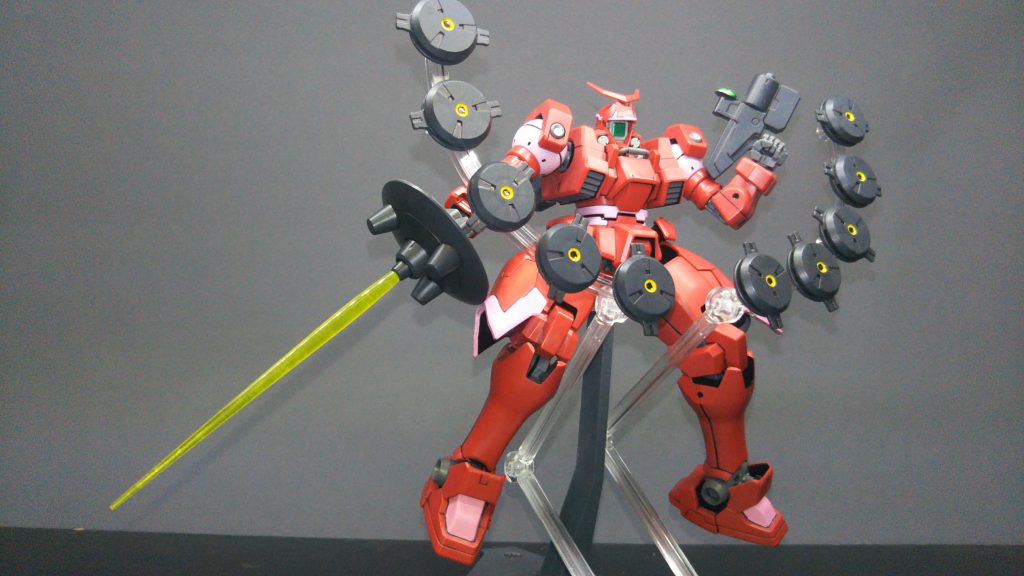 ヴァイエイト同様、センサーオープンパーツも付属しています。左手に銃で赤い機体なので、トロワが乗った機体だったかと思ったが、劇中ではヒイロが乗った機体でしたね。メリクリウス(Mercurius)の名前は水星の意味があるので、青いイメージが…