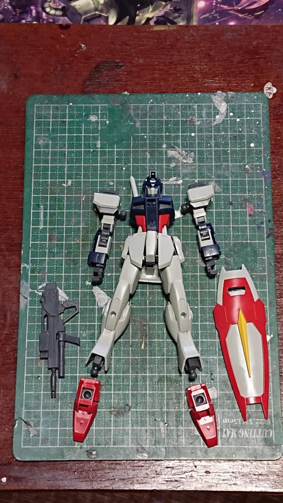 今作の加工・合わせ目消し・肩と股関部分のプラ板で厚さ増し・シールドの先端の尖らせ・少量のプラ板貼り付けディティール・少量のスジ彫りとデカール・前塗装、墨入れ