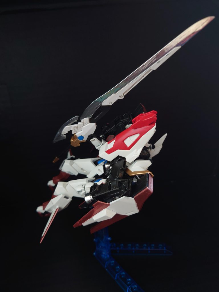 何となくウイングガンダムゼロのバックパックを付けたらいい感じだったのでせっかくならと盾とか付けたけれどよく分からない飛行形態に…