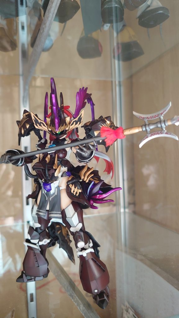 髪や肩、頭部パーツの都合上なかなか可動範囲はせまいです・・・