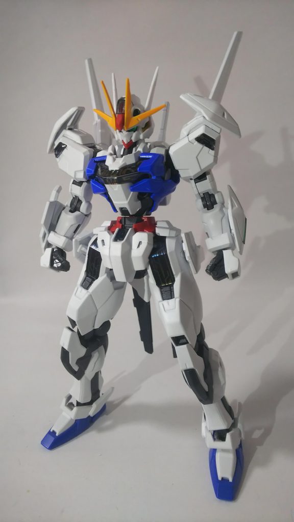 正面。見た目はユウキ・ミオが制作したものと変わりないがメインカラーが赤色から青色へ、足元が新たなものに変更。パーメットスコアも10まで引き上げることが可能になった。また頭部のアンテナも黄色に塗装されており、よりガンダムらしい姿へとなった。