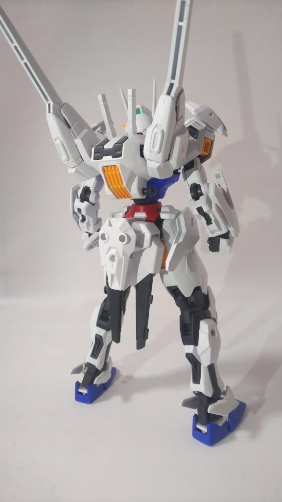 背面。ここもアメイジング・キャリバーンと足元以外は特に変わりは無い。だが、オルタナティブ・キャリバーンは格闘戦をメインにしているため日頃からビットオンフォームで活動しており、ガンビットは格闘での支援でしか使用せず、シールドへの合体は滅多なことでは使用することは無い。