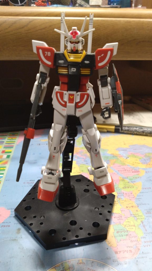 全体像ファーストガンダムがベースということもあり全体的にはRX-78-2に近いシルエットですねデカールはHGUC地球連邦軍MS用②を使用しましたトップコートはクレオスのプレミアムトップコート光沢です