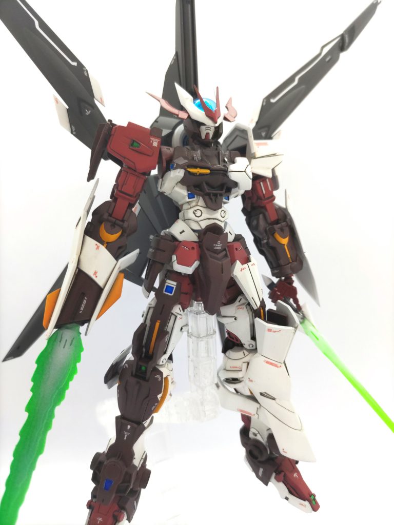 背景は黒の方が、良かったかな…HGは白、MGは黒というマイルールの縛りで…