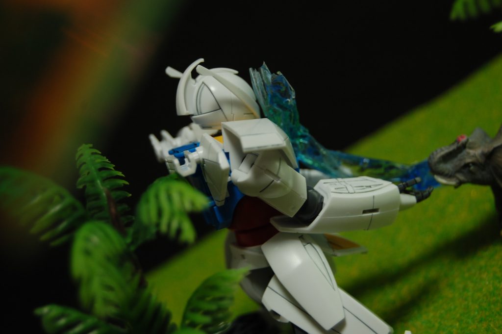 こちらはオーロラ素材のカード入れを曲げたりしてなんとか虹を出してみました。SEEDの種割れ表現やキャリバーン関連の虹エフェクトもオーロラ素材を切り張りしたらできそうな、できなさそうな…。 クリアカラーの素材を重ねてみたり、ホロ素材のエフェクト表現はまだまだ色んなことができそうです。ガンプラに限らず日常の写真でもなんでも使えるので是非試してみてください。