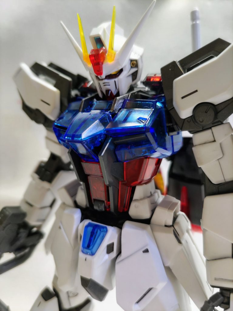 バルカン砲口をガンマカゴールドで塗装。こういうクリアパーツのモデルってどうしたらいいのか分からずいつもほぼ何もせず終わっちゃいます。