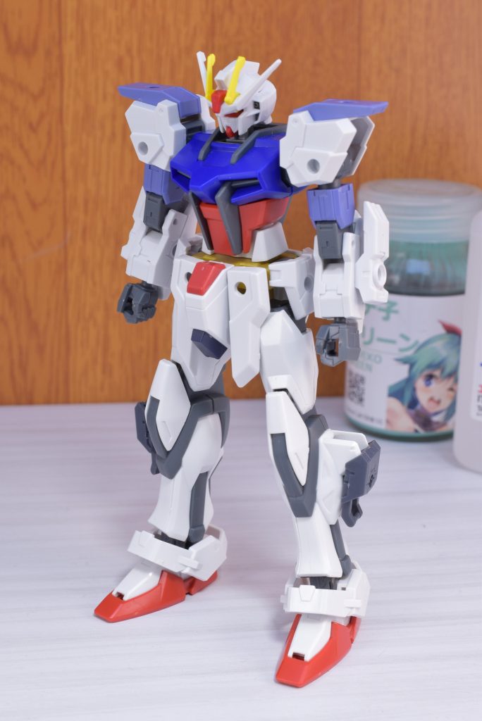 制作半ばぐらいの画像です。腕が30MMエスポジットβ、脚がビルドストライクギャラクシーコスモス、腰がHGCEストライクフリーダム、フロントスカートがHGAGE-2、サイドスカートが30MMラビオット、頭がEGストライクです。ボディは最終的にHGCEウインダムのものに変えたので、HGCEストライクのパーツは使わなくなっちゃいました。