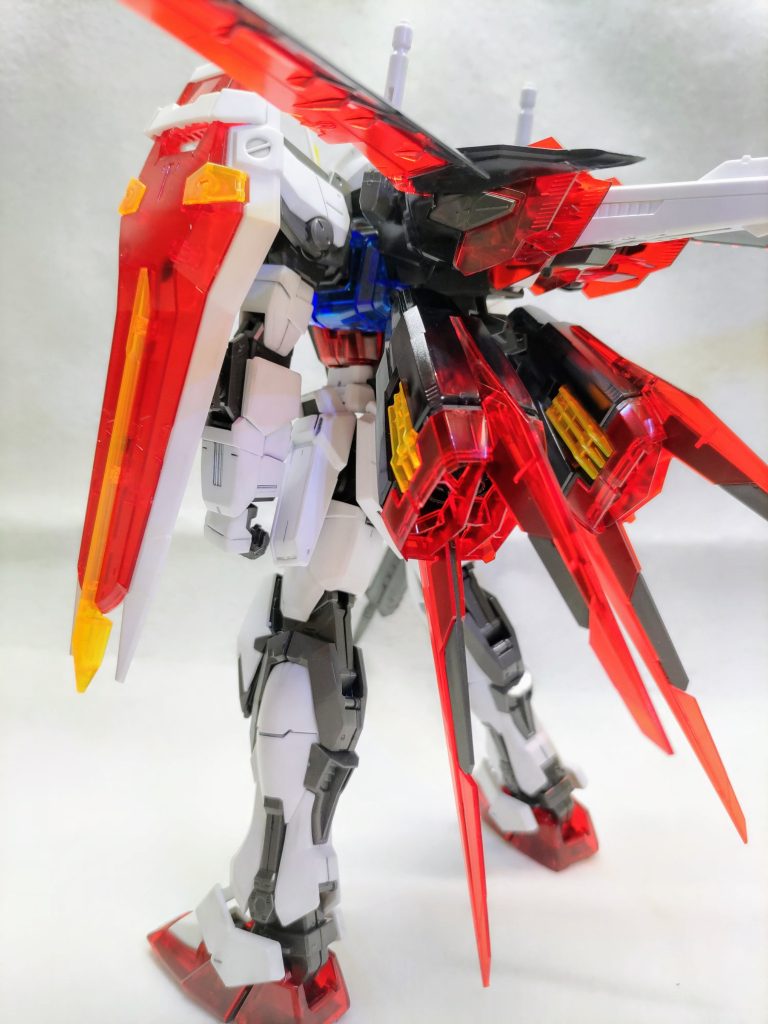 クリアパーツが実に映えるエールストライカー。