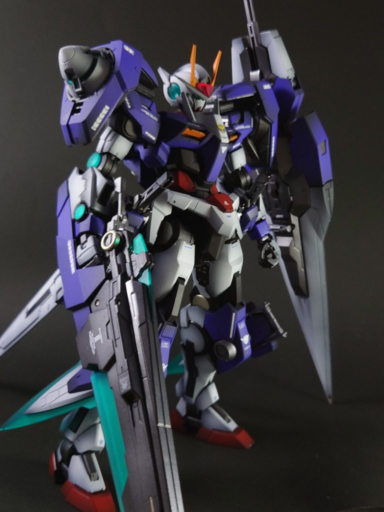 正面から×2普段は背面も載せてるのですが両方の角度どちらもかっこよすぎて選べなかったので正面2つ載せちゃいました笑今回は紫を少し混ぜた青を調色しました、落ち着いた感じのダブルオーガンダムに似合う理想の調色ができてお気に入りです。サイズ的に青だけだと寂しいかな、と思いラインデカールなどでちょくちょく白を足してみています。大型の武装を2つも装備している上に、MGなのでスケールも大きく、迫力が凄まじいです……