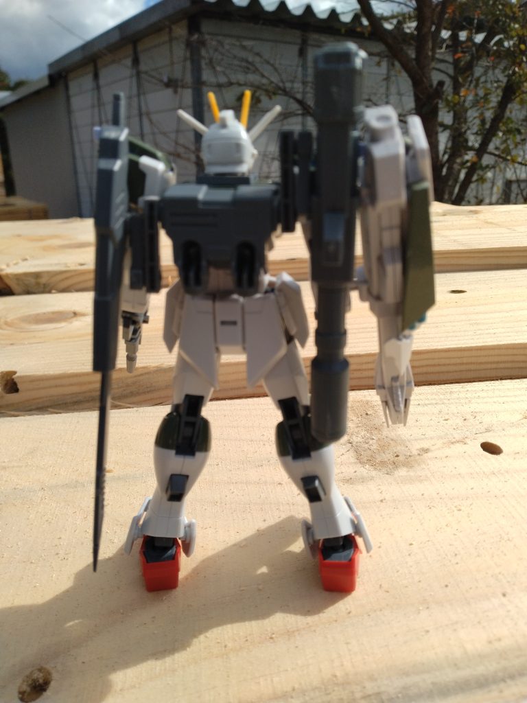 背中のバッグパックはバズーカやライフル系のソードを装備している。