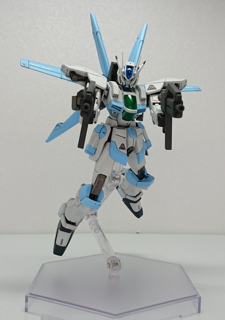 武器構えライフルはジェガン付属ライフルの銃口を穴をあけたプラ棒に変えただけですが、ビームマシンガンに変更されているという設定です。