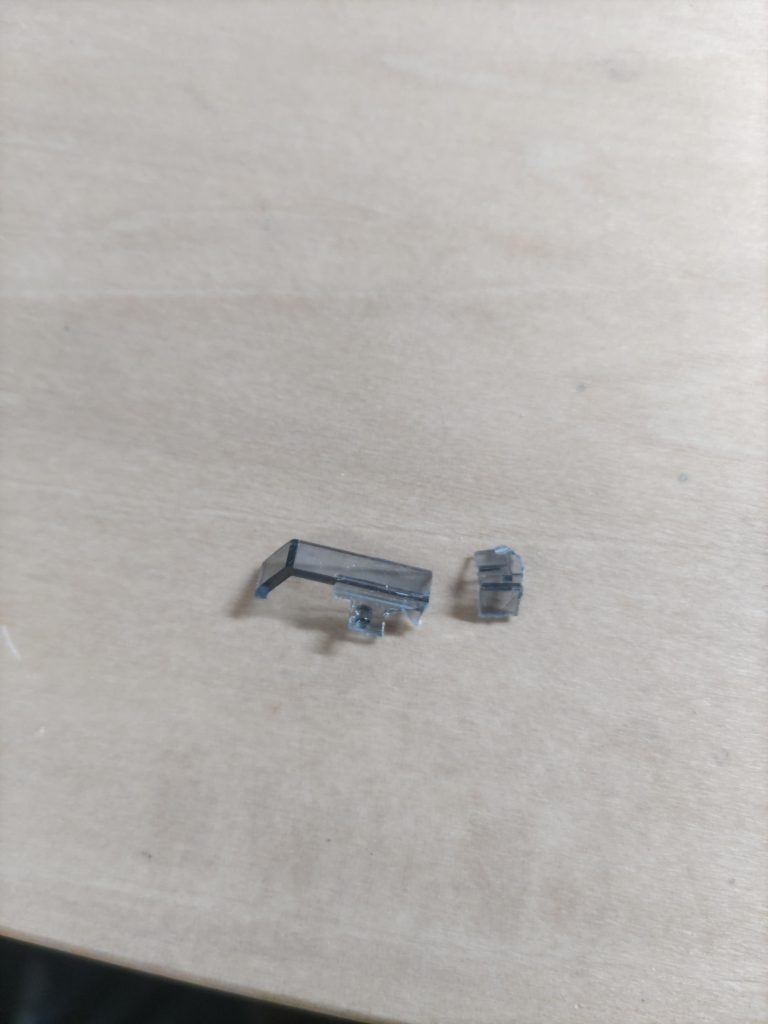 戒めとして、後ハメ加工に失敗したクリアパーツ。途中まではノコやヤスリで処理していたのに、最後に手抜きでニッパー使って割れました。気を抜いてはいけない… ※部品注文後のパーツは加工せず組み込んでマスキングしました。