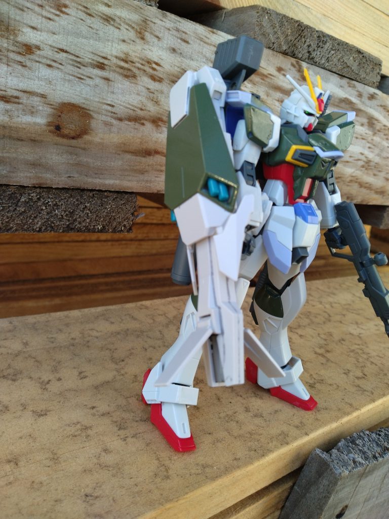 右腕のシールドからはミサイルやビームランチャーで敵を倒してきた。 