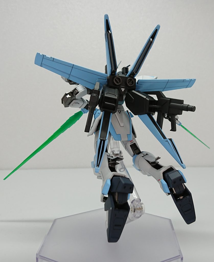 背面ライフルはフライトユニットにマウントできるようにしました、ジャンクパーツとプラバンで作ったコの字のジョイントに引っかかってるだけです。