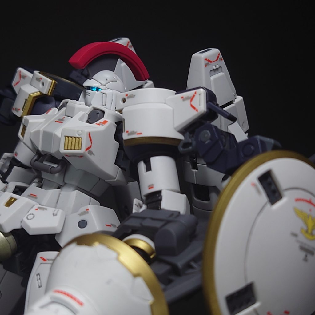 昔、初めてこのモビルスーツ見たときは、ガンダムじゃない感があって、カッコいいとは、全然思えなかったんですが、歳を取って改めて見てみると、当時とは全く違って見えるんですね〜不思議な機体です。