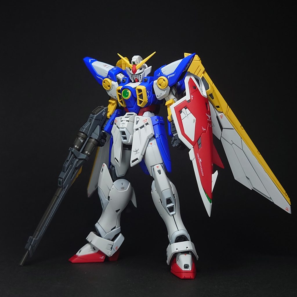 トリコロールカラーの王道特に青が映えますね。そして、スタイリッシュでありながら、力強さがありますね。