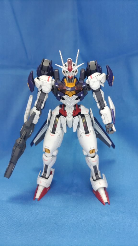 正面通常の明るい青系なエアリアルに見慣れているので、塗った本人が一番違和感。一応、最終回でキャリバーンに移ったガンビットの色が変わったことから、ストライクやＧセルフのようにバックパックでボディカラーが変わった、という設定をつけてあります。