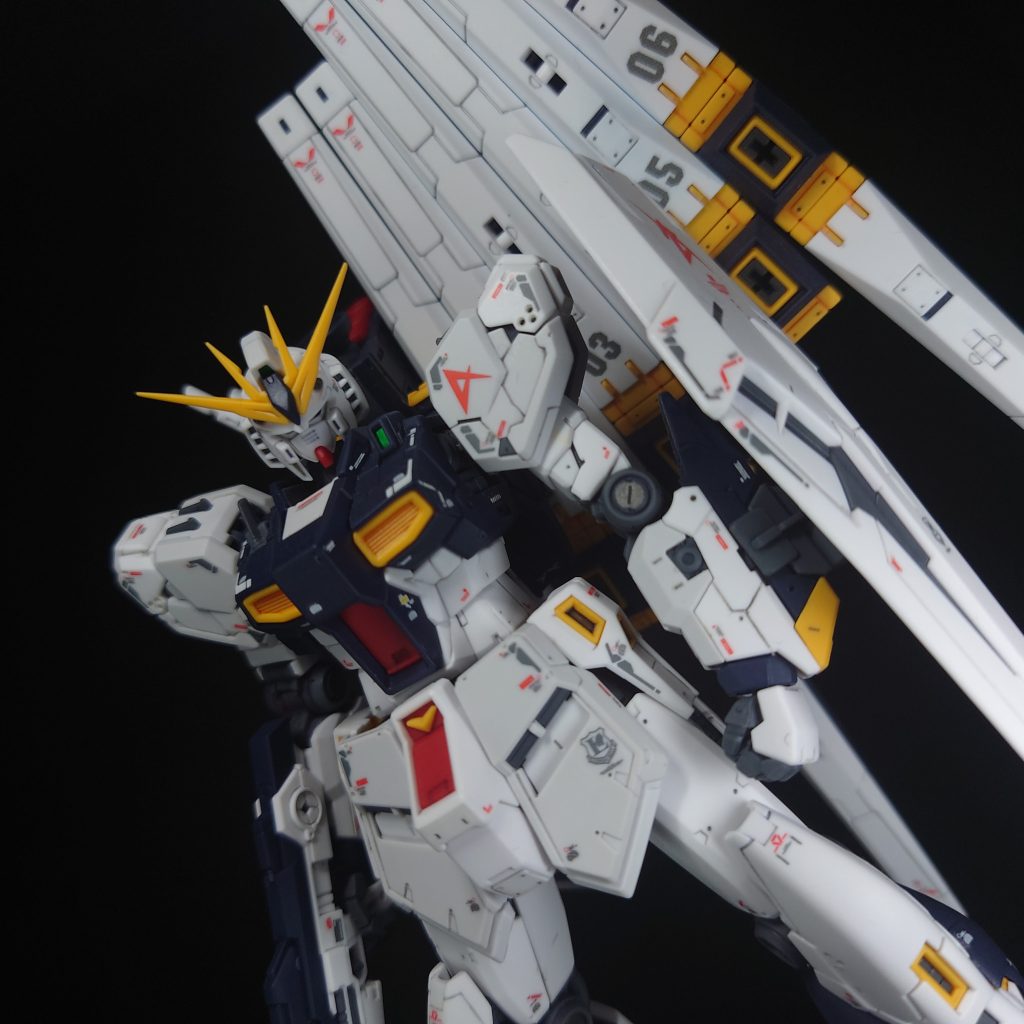 所々、スジ彫りと、ピンバイスで穴開け加工を施しました。