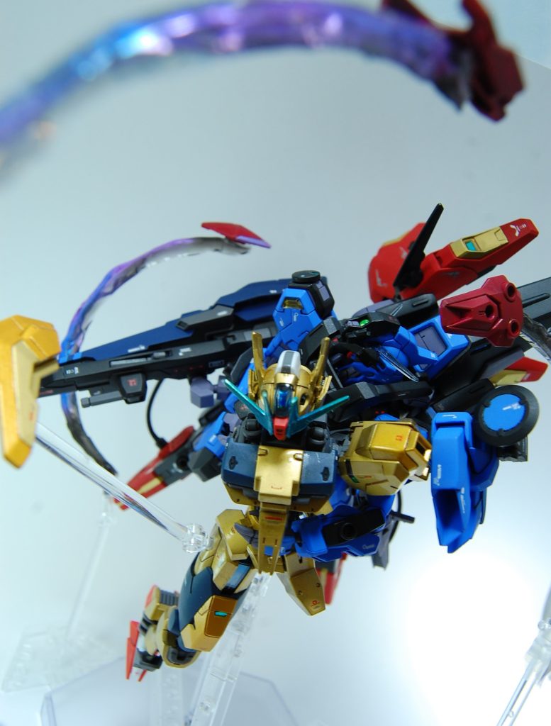 「逃げるばかりで埒が明かない!」「…方法なら、ある…!」 水星本編でもあった運ぶシーン。こういう体が密着した接触表現って塗装ハゲリスクが2倍どころじゃないんで、固定ポーズ作品でないかぎり完成作品ではあまり見ない気がしますね。水星で言うとジェターク兄弟戦のハグとか名シーンの方ではあると思うけど、塗装的制約のせいでそういう表現をした作品が世に出てきづらい、なんてこともあるのかもしれません。