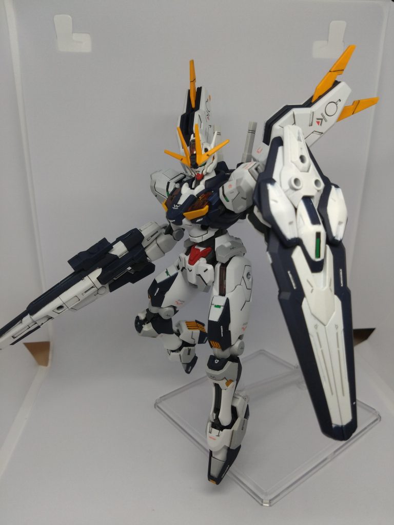 エスカッシャン持ちでポーズ。