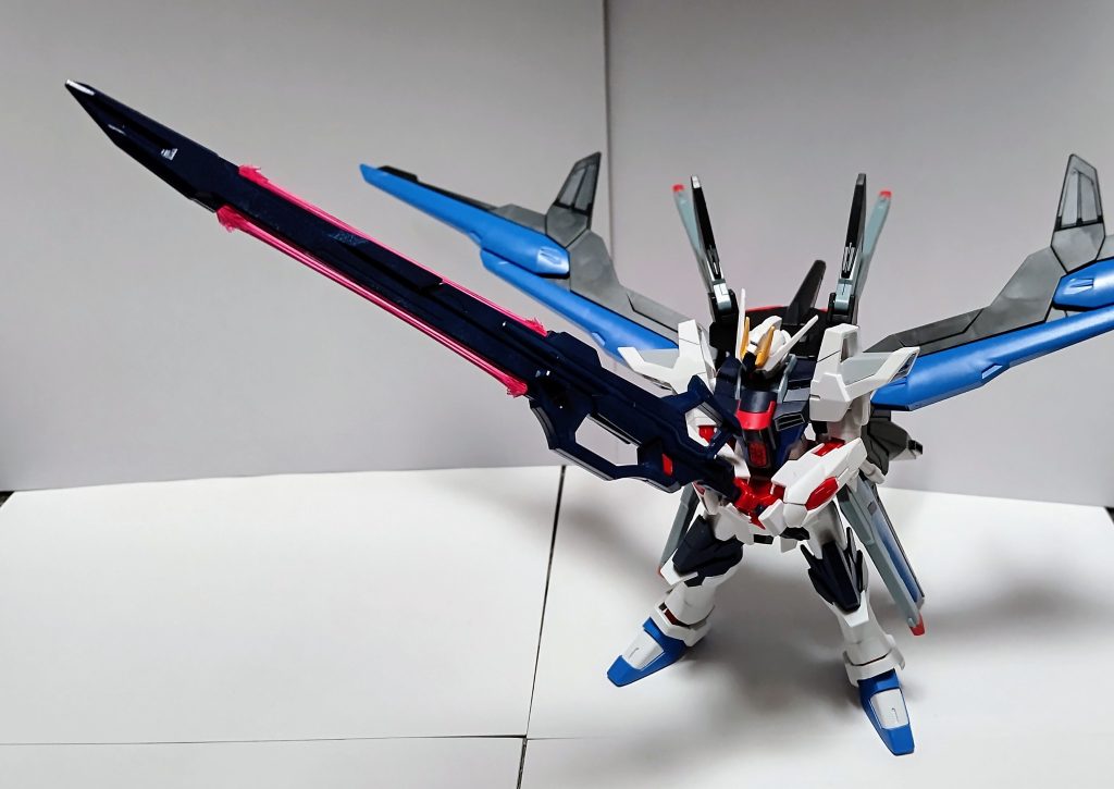 大型武器はガンダムマーカーのティターンズブルーで塗装。意外とマッチしてる