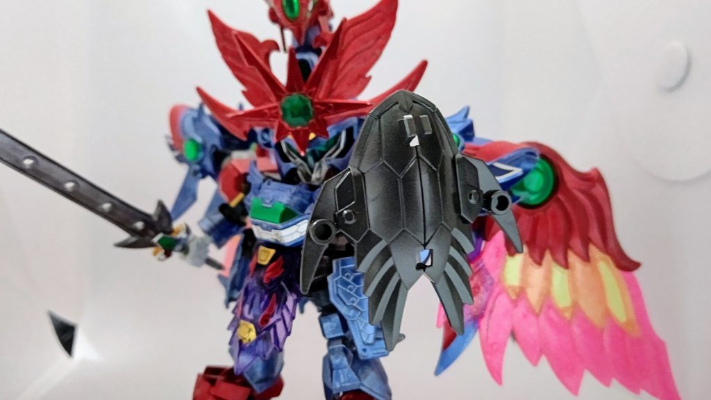 鋼盾甲鉄を構えて