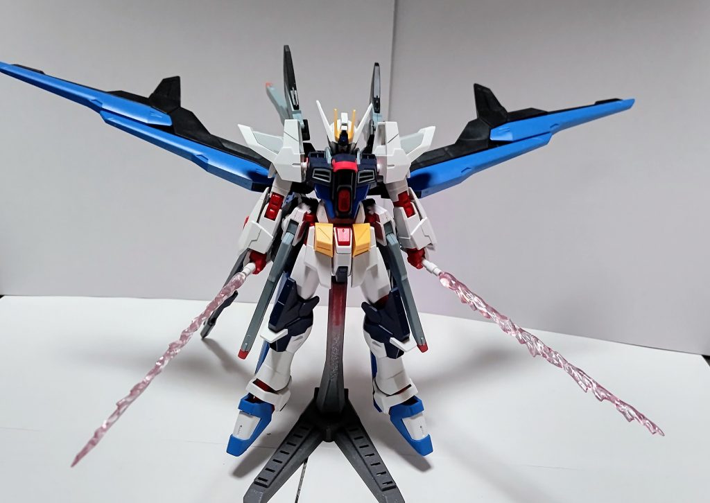 ビームサーベルの刀身はビルダーズパーツを使用し、ガンダムマーカーのトランザムレッド(これであっていたかな)で塗装。