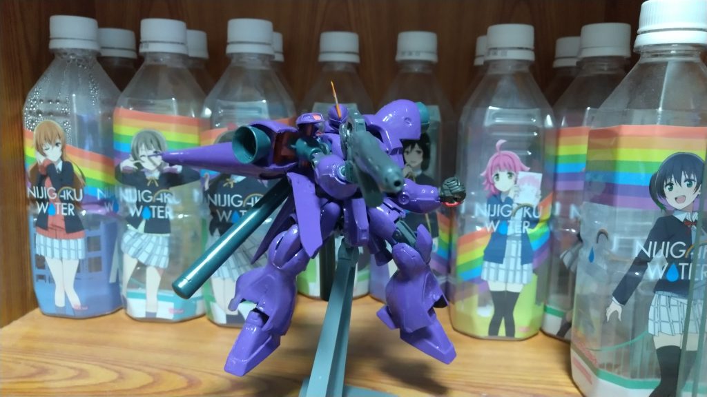 武装はガーベラ・テトラのビームマシンガンを装備。腕の付け根は軽量化の為装甲をなくしました。あと塗装がめちゃくちゃ雑いですね( ^ω^;)それと左手はこのあとのオリジナル要素のための専用のハンドパーツを付けました(*>ω<)b