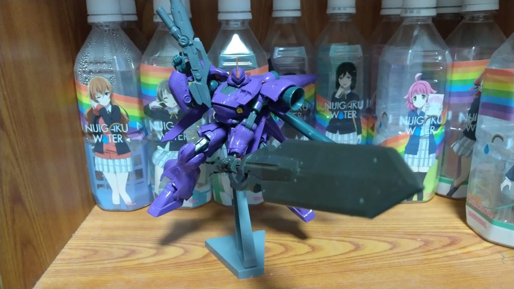 こちらはオリジナル武装のバスターソード。先程紹介したハンドパーツはこのバスターソードを持たせるための物です(*>ω<)b高機動のスピードに合わせバスターソードを振り下ろす事で破壊力が増す。と言った具合です( ^ω^;)最後までご覧いただきありがとうございます(*>ω<)b