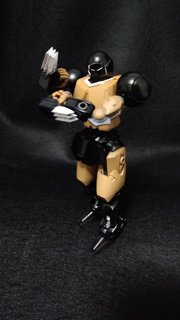 手の甲に残虐装備「ベアクロー」！