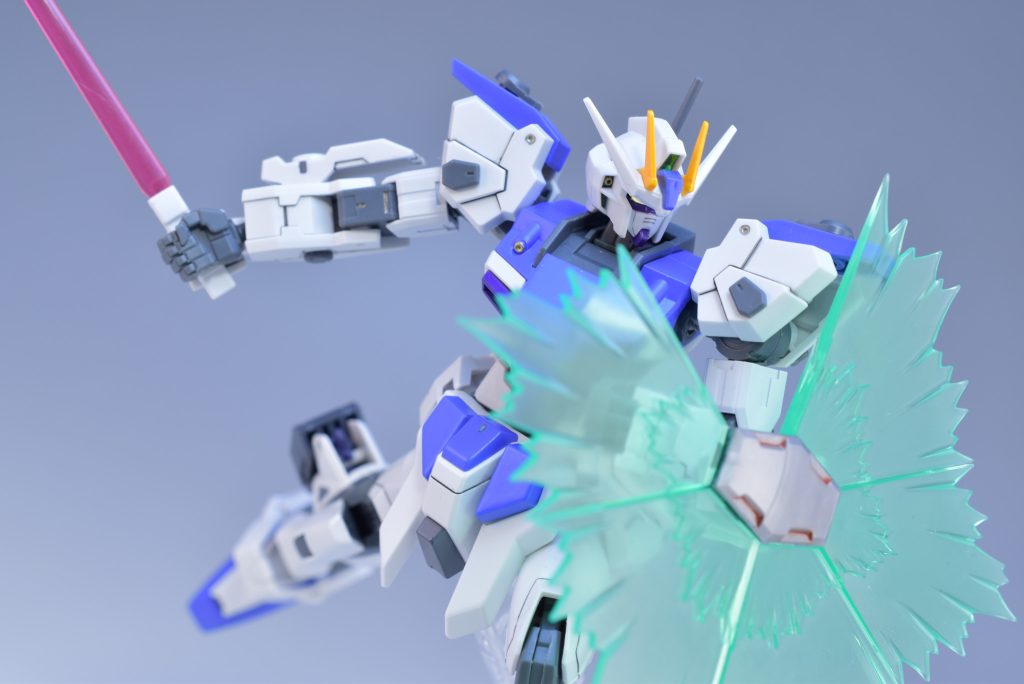 次世代機ということで、ビームシールドを装備。６箇所の噴射口を部分的に出し消しできる機能あり。ビームサーベルは脚の部分に装備していて、取り出す際に左右に展開できるようにしています。