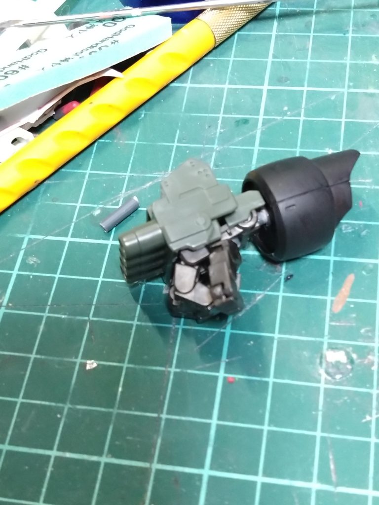 何度も塗装してたので乾燥待ちに追加装備を。以前スレッタフルアーマーガンダムの時に右手を使って左手が余っていたので使ってみることに。市販のヘヴィウェポンユニット28アクトナックルAタイプっていうらしいです。ズゴックの腕パーツに取り付け出来るように軸パーツを製作。太さの違うランナーを真鍮線で繋いでます。