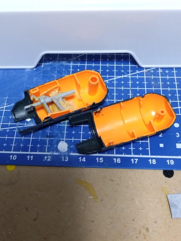 ハイゴッグのオプション兵装ハンドミサイルユニットも余っていたのでズゴック腕合わせてみるとなんとピッタリ!中にランナー固定して補強してます。